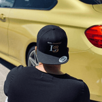 Cappys und diverse Textilien mit Vereins- oder Unternehmenslogos